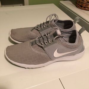 Nike women’s tennis shoes